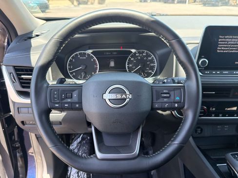 Used 2025 Nissan Rogue SV AWD/4WD image 14