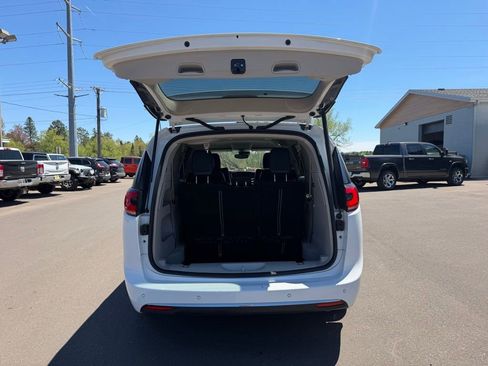 Used 2023 Chrysler Pacifica Touring-L FWD image 24