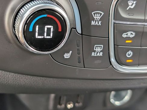 Used 2023 Chevrolet Traverse LT FWD image 17
