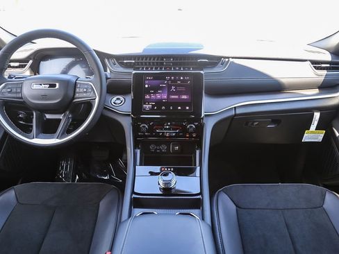 New 2025 Jeep Grand Cherokee Altitude image 13