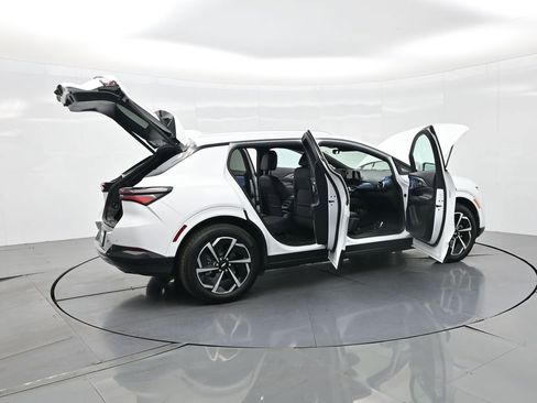 Used 2025 Chevrolet Equinox EV LT w/ Convenience Package image 34