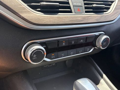 Used 2025 Nissan Altima 2.5 SV FWD image 9