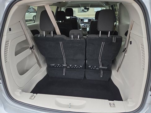 Used 2023 Chrysler Voyager LX FWD image 8