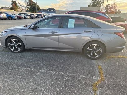 Used 2022 Hyundai Elantra Limited w/ Preferred Accessory Package
