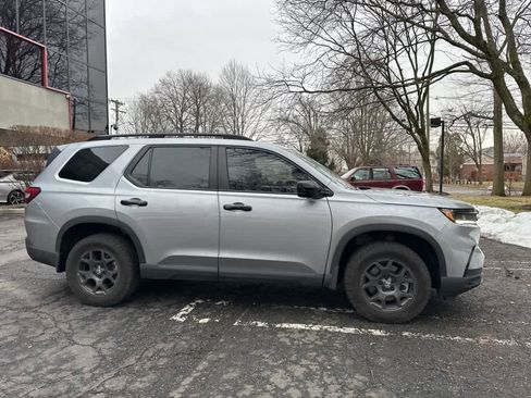 Used 2024 Honda Pilot TrailSport image 8