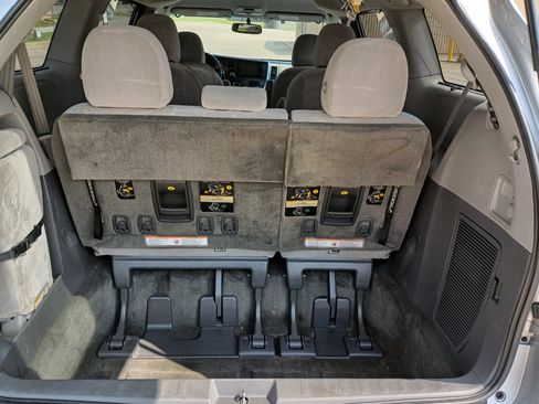 Used 2017 Toyota Sienna LE image 5