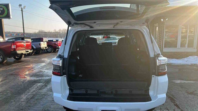 Used 2018 Toyota 4Runner SR5 AWD/4WD image 14