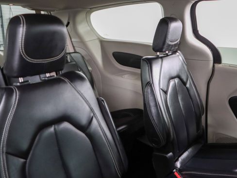 Used 2023 Chrysler Pacifica Touring-L image 28