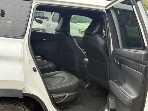 Used 2022 Toyota Highlander XSE FWD image 32