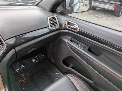 Used 2016 Jeep Grand Cherokee Laredo 75th Anniversary image 18