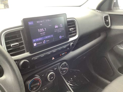 Used 2022 Hyundai Venue SE image 17