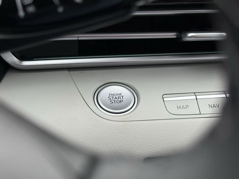 Used 2024 Hyundai Elantra Limited image 4