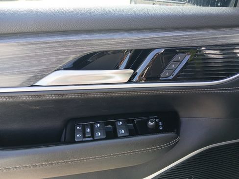 Used 2024 Jeep Wagoneer L Series II w/ Flexible Seating Group AWD/4WD image 10
