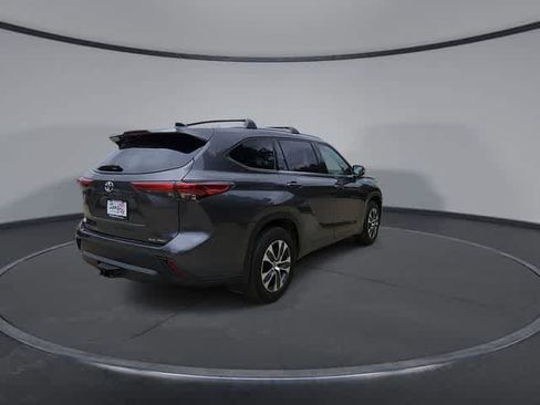 Used 2022 Toyota Highlander XLE AWD/4WD image 8
