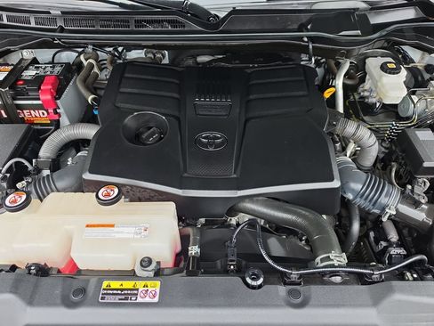 Used 2022 Toyota Tundra SR5 w/ SR5 Convenience Package AWD/4WD image 16