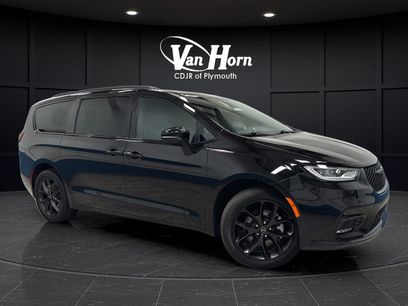 Used 2026 Chrysler Pacifica Limited w/ Uconnect Theater Family Group