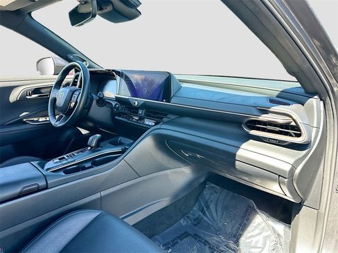 Used 2023 Toyota Crown Limited image 28