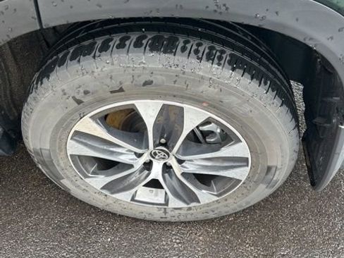 Used 2023 Toyota Highlander XLE image 8