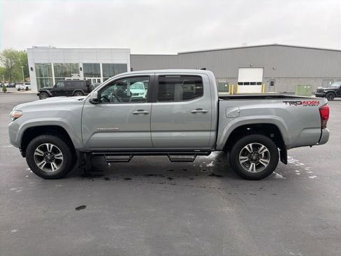 Used 2018 Toyota Tacoma TRD Sport AWD/4WD image 4