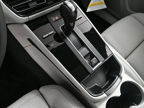 Certified 2025 Porsche Macan image 17