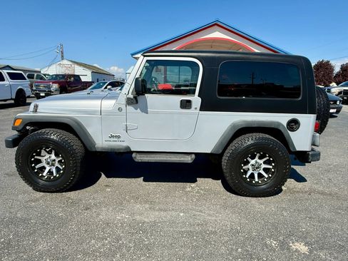 Used 2006 Jeep Wrangler Unlimited w/ Premium Audio Group AWD/4WD image 2