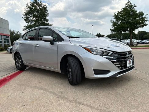 Used 2025 Nissan Versa SV FWD image 4