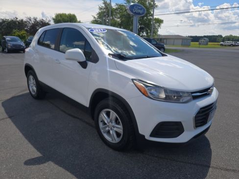 Used 2017 Chevrolet Trax LS w/ Fleet Convenience Package AWD/4WD image 4