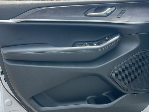 New 2025 Jeep Grand Cherokee Limited w/ Black Appearance Package image 16