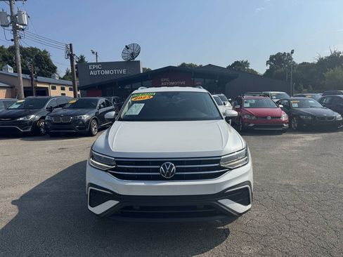 Used 2023 Volkswagen Tiguan SE AWD/4WD image 2