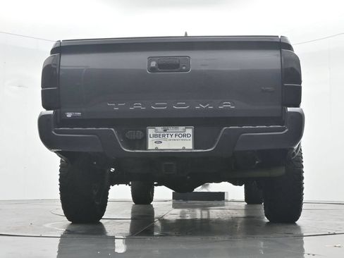 Used 2022 Toyota Tacoma TRD Sport w/ Technology Package AWD/4WD image 37