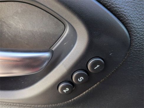 Used 2019 Jeep Cherokee Overland w/ Technology Group image 18