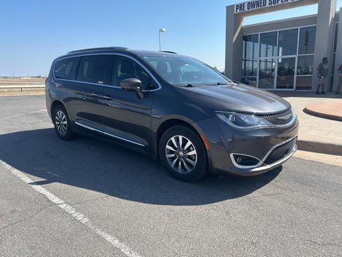 Used 2020 Chrysler Pacifica Touring-L Plus image 3