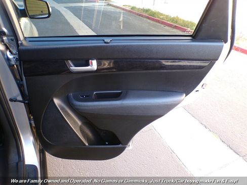 Used 2015 Kia Sorento LX image 25