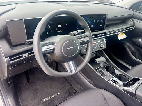 Certified 2025 Hyundai Tucson SE image 9