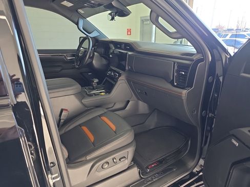 Used 2025 GMC Sierra 1500 AT4 w/ AT4 Premium Package AWD/4WD image 9