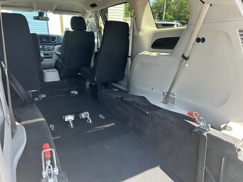 Used 2018 Chrysler Pacifica L FWD image 4