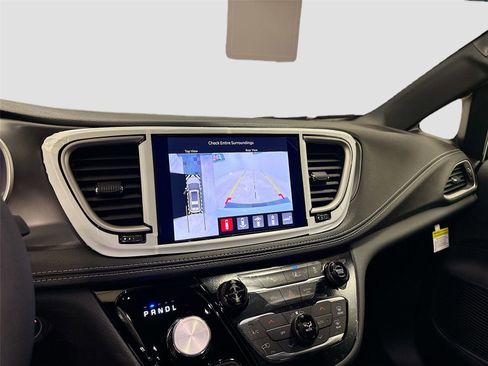 New 2026 Chrysler Pacifica Select image 12