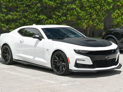 Used 2019 Chevrolet Camaro SS RWD image 3