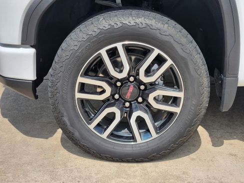 Used 2024 GMC Sierra 1500 AT4 w/ Technology Package AWD/4WD image 10