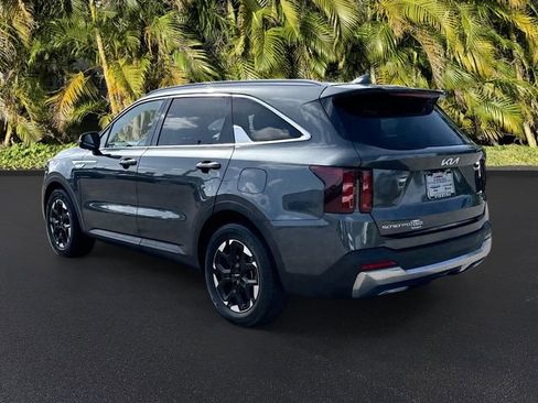 Used 2024 Kia Sorento S FWD image 7