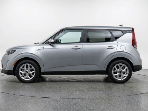 Used 2025 Kia Soul LX w/ LX Technology Package FWD image 5