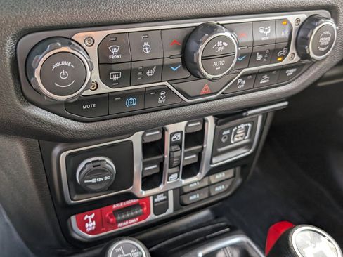 Used 2025 Jeep Wrangler Willys image 28