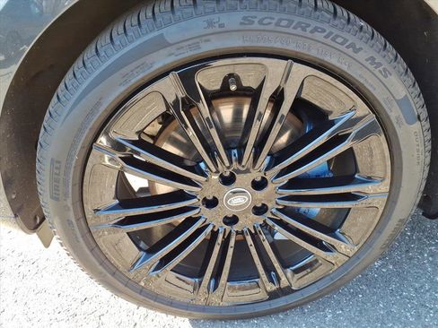 Certified 2025 Land Rover Range Rover SE image 9