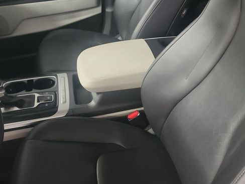 Used 2024 Kia Carnival LX image 17