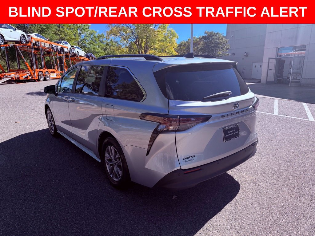 Used 2025 Toyota Sienna XLE FWD image 5