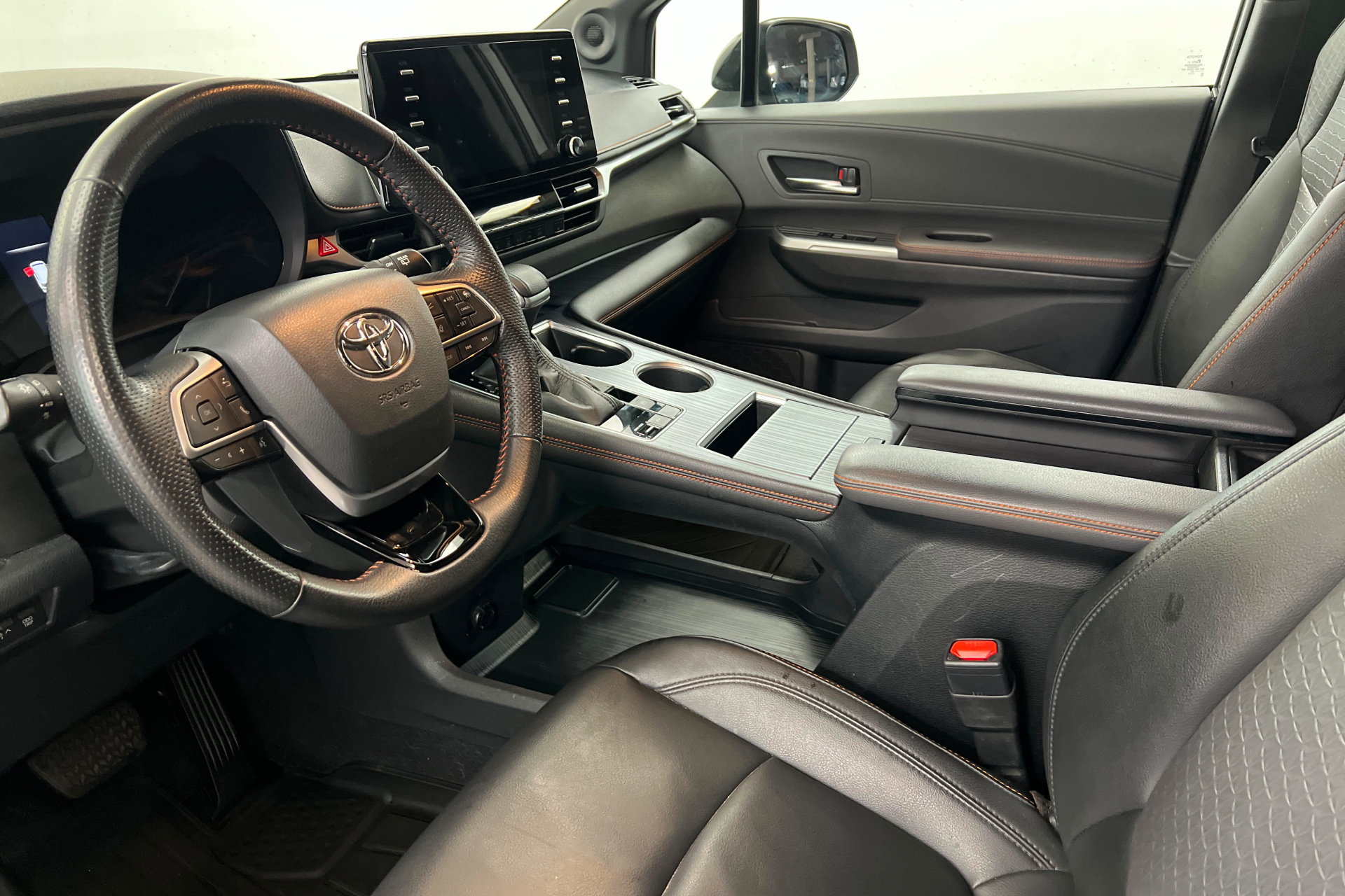 Used 2022 Toyota Sienna XSE w/ XSE Plus Package FWD image 16
