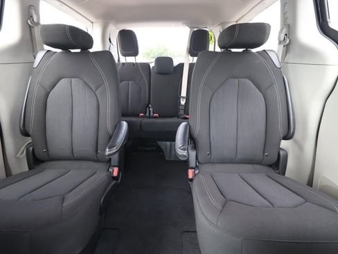 Used 2022 Chrysler Voyager LX FWD image 9