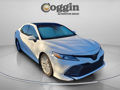 Used 2018 Toyota Camry XLE image 5