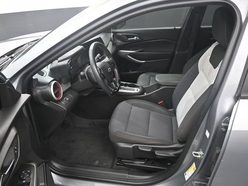 Used 2024 Chevrolet Trax RS w/ Sunroof Package FWD image 10