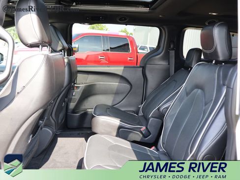 Used 2025 Chrysler Pacifica Limited FWD image 17